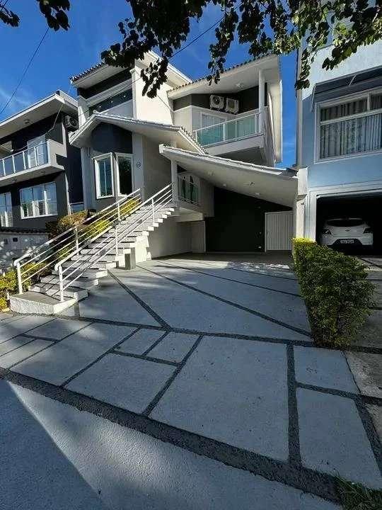 Casa de condomínio com 3 quartos, 290m², à venda